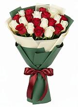 Букет Микс из красных и белых роз в Стародеревянковской