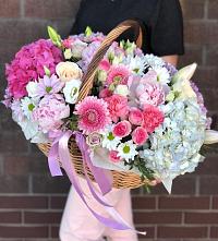 Цветочная композиция из Розы, Хризантемы, Пионы и Лизиантусы в корзине в Стародеревянковской