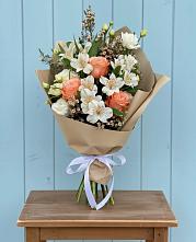 Букет цветов из:  Альстромерии, Лизиантусы, Розы и Хризантемы в Стародеревянковской