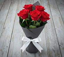 Букет 5 Красных роз Эдлесс Лав в Стародеревянковской