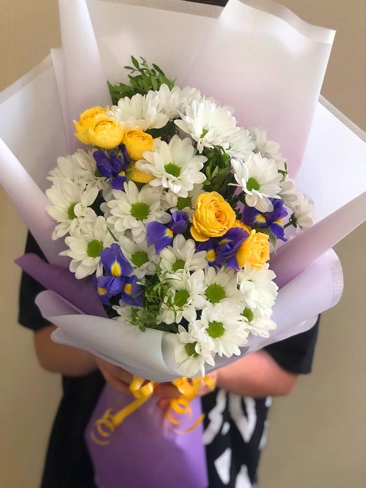 Букет цветов из: Ирисы, Хризантемы и Розы в Стародеревянковской