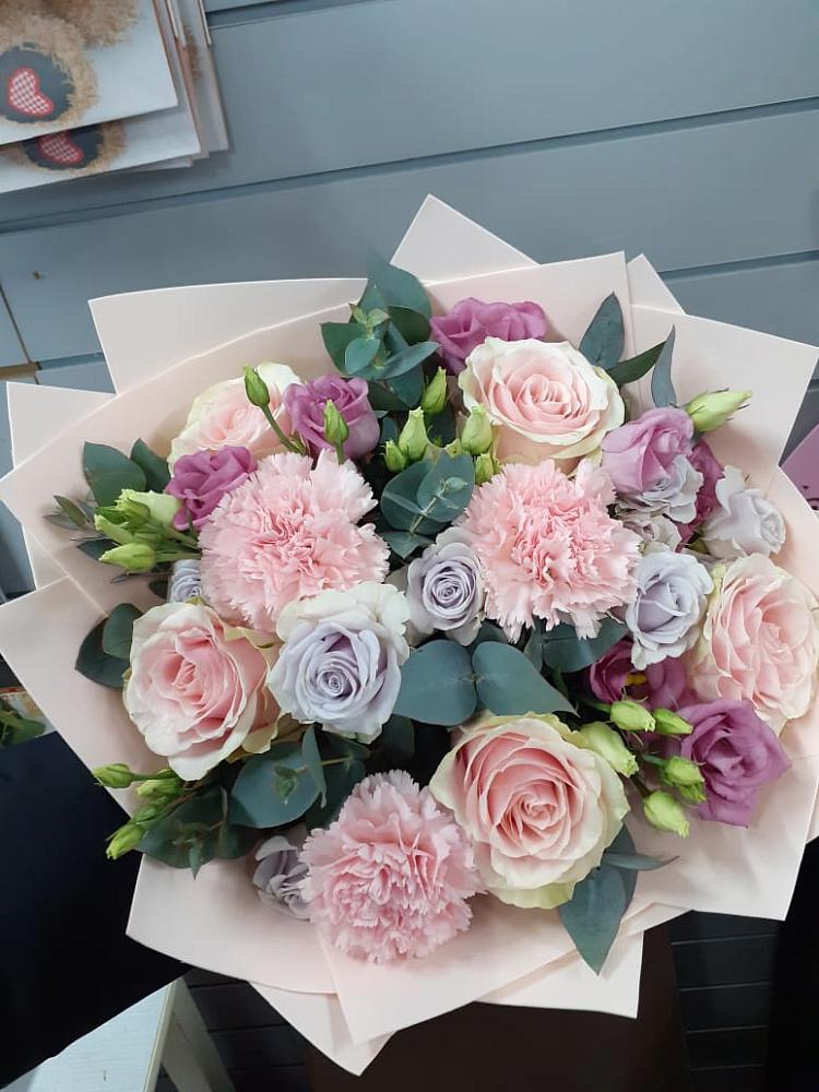 Букет цветов из: Розы, Гвоздики и Лизиантусы в Стародеревянковской