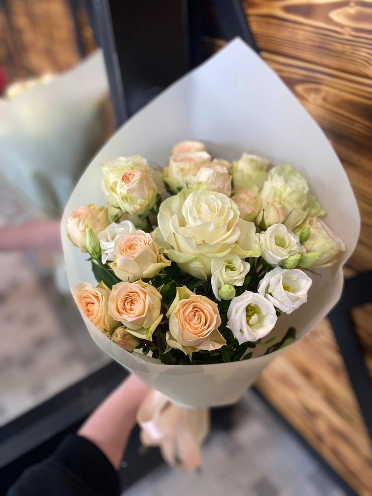 Букет цветов из: Розы и Лизиантусы в Стародеревянковской